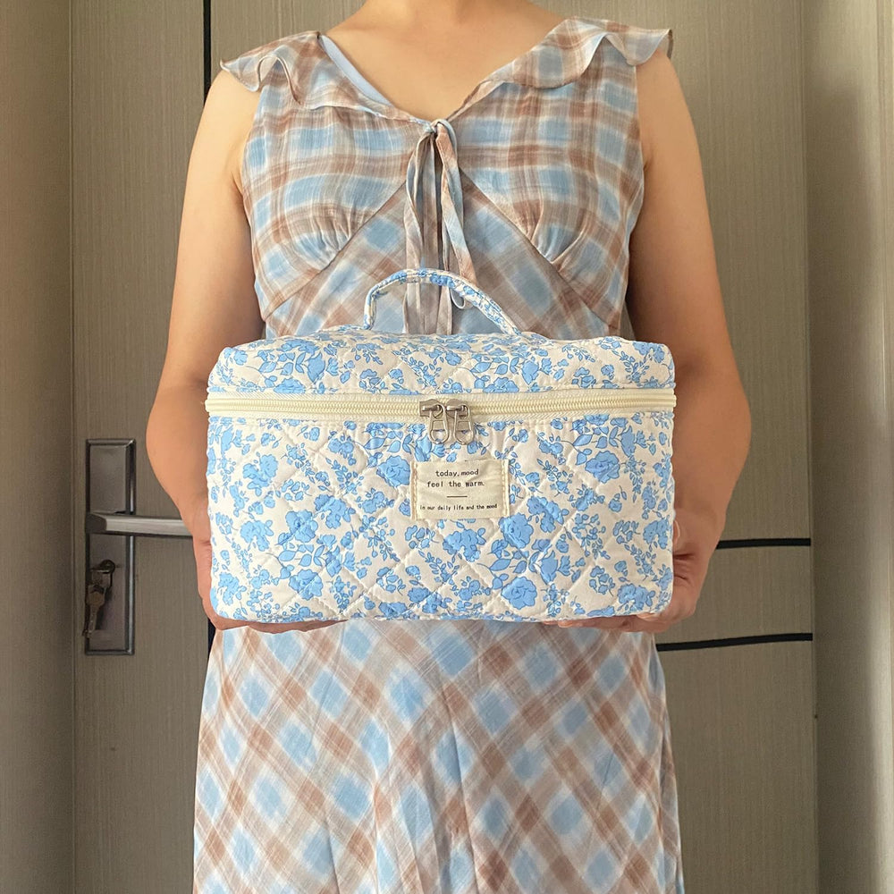 WYJ bolsa de maquillaje azul floral acolchada, fácil de guardar en bolso o maleta.