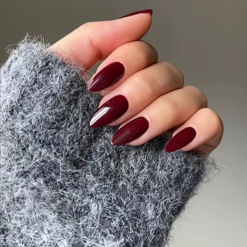 Acabado burdeos en uñas XCREANDO con aspecto de salón