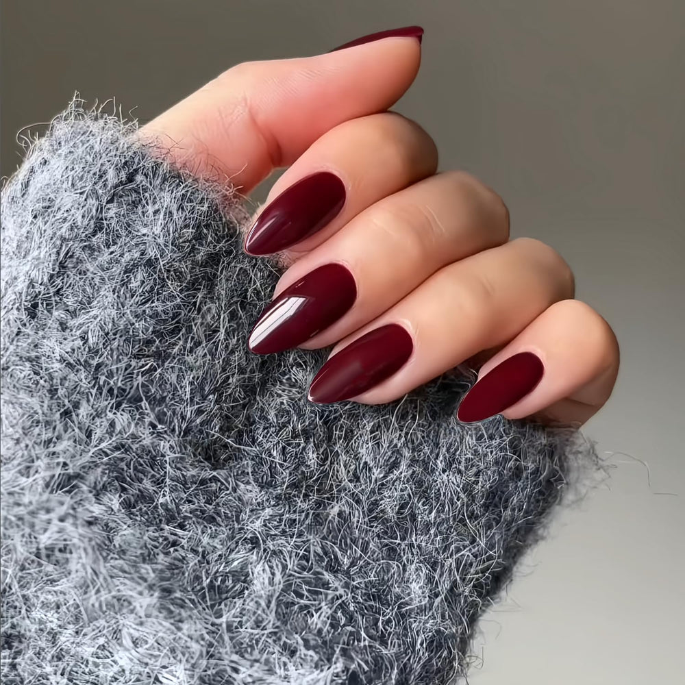 Acabado burdeos en uñas XCREANDO con aspecto de salón