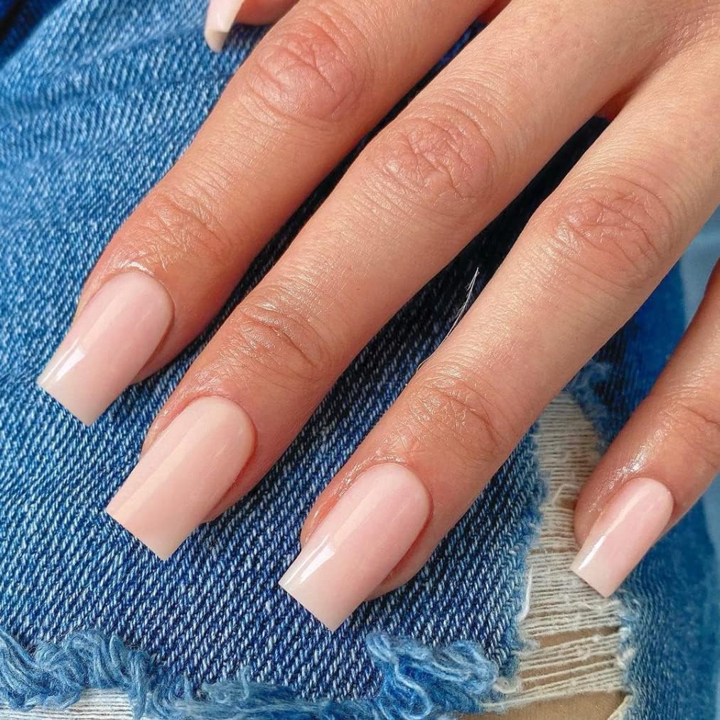 XCREANDO uñas pegadas medianas cuadradas, acabado brillante para look pulido.