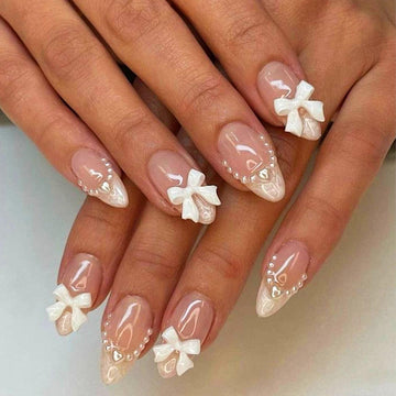 Uñas Xenophoer postizas en almendra con Frances blanco y perlas para un look sofisticado