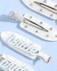 Detalles en azul en cursiva en clips de novia XO Fetti.