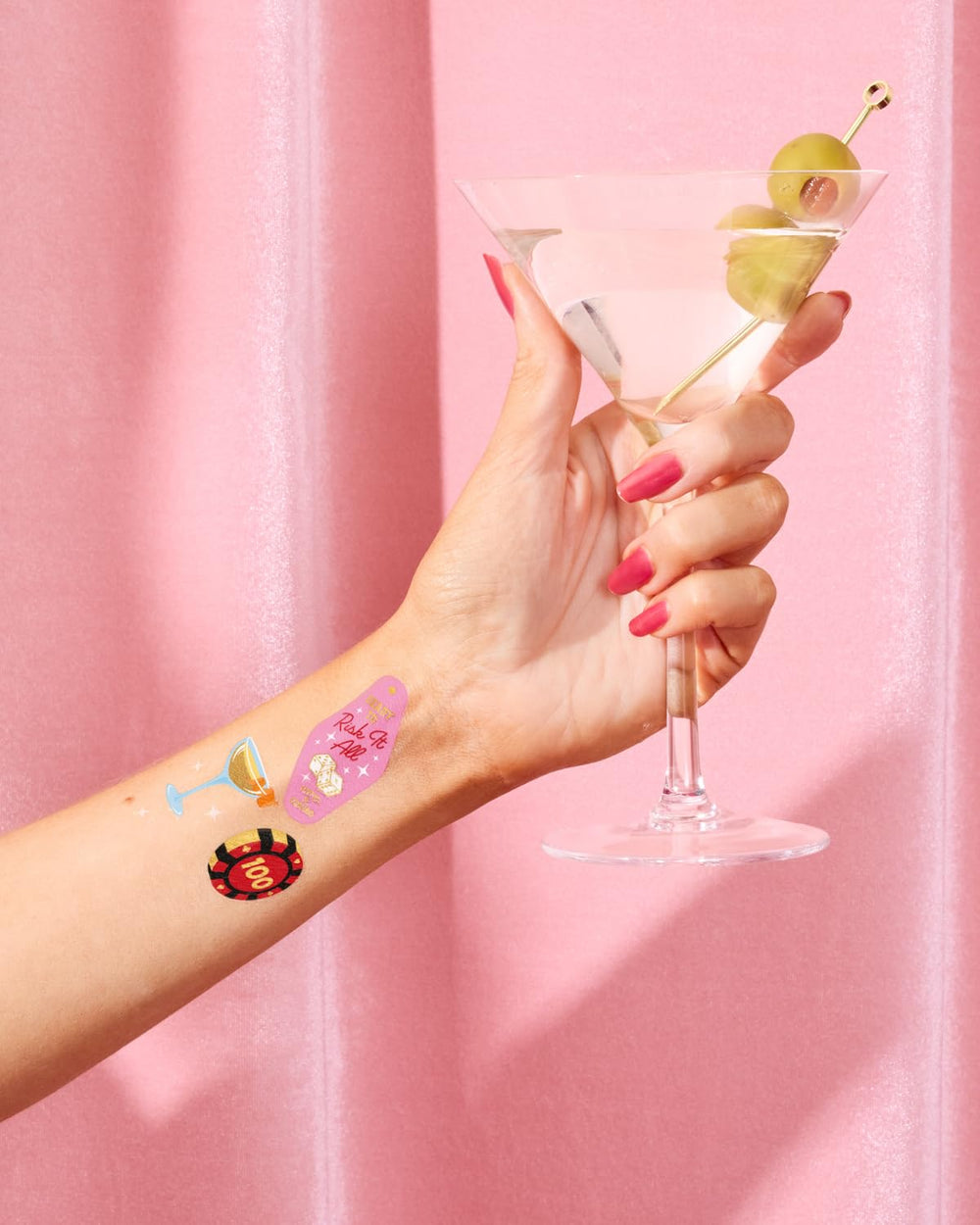Tatuaje xo Fetti diseños dorados para un look lujoso
