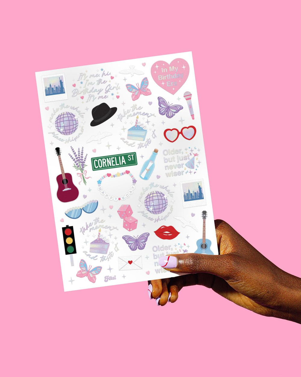 Tatuaje corazón iridiscente XO Fetti para detalles románticos.