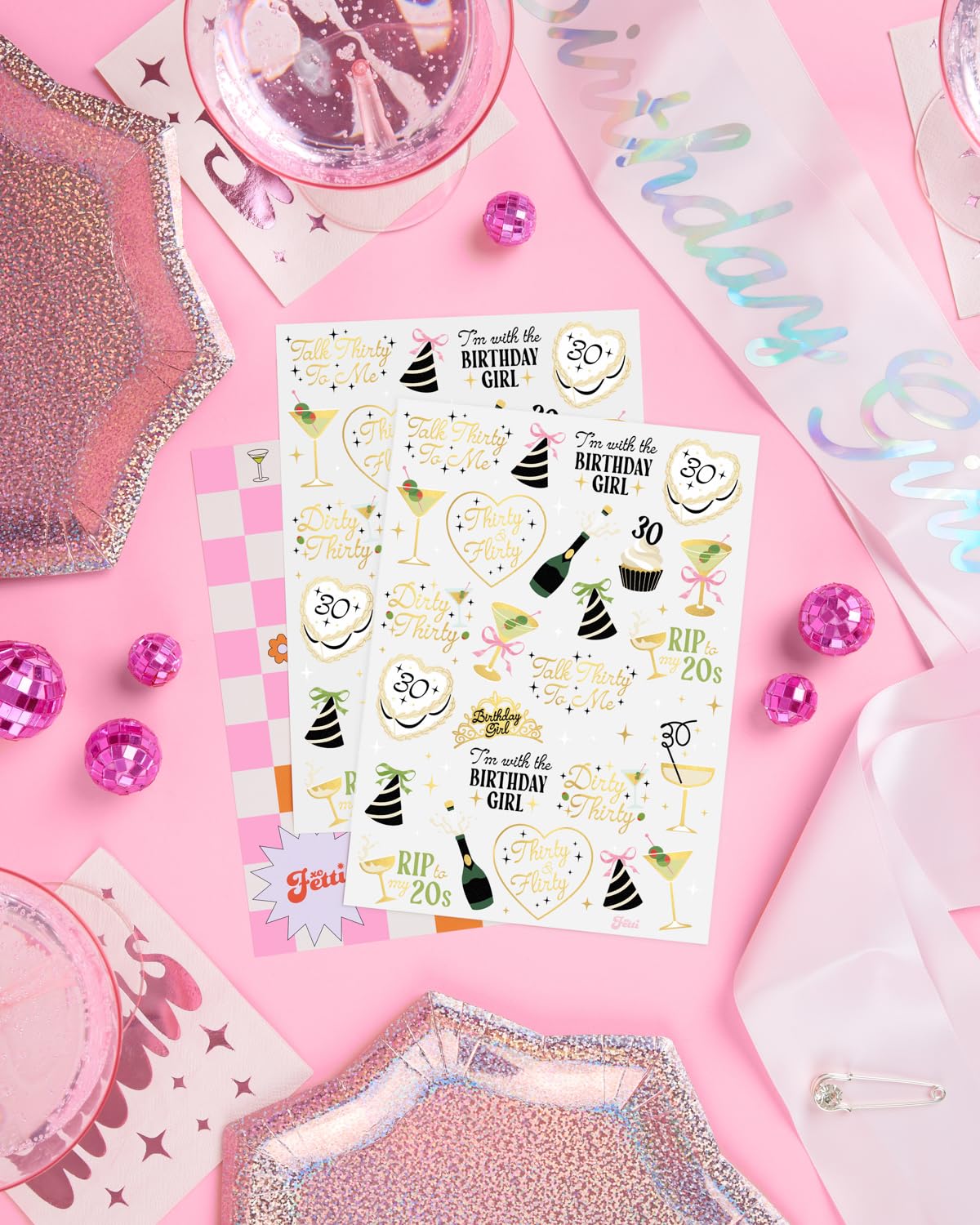 tatuajes diseños martini dorados xo fetti, ideales para regalos de fiesta.