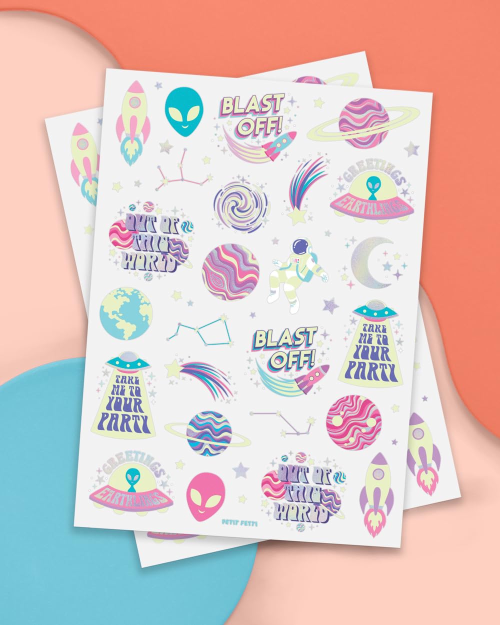 Tatuajes xo Fetti Marte con diseños dibujados a mano.