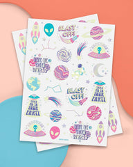 Tatuajes xo Fetti Marte con diseños dibujados a mano.