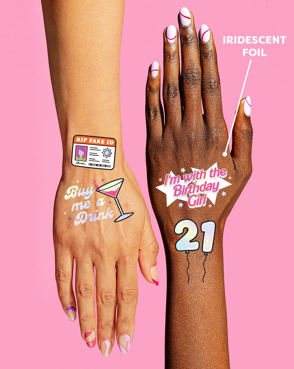 Tatuajes xo Fetti con diseño iridiscente para fotos nocturnas.
