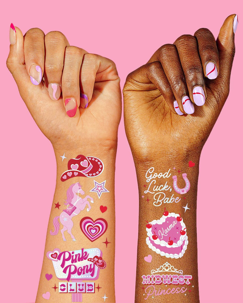 Tatuaje xo Fetti con mariposas y corazones, añade brillo suave para looks festivos.