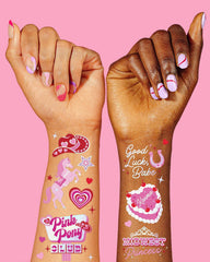 Tatuaje xo Fetti con mariposas y corazones, añade brillo suave para looks festivos.