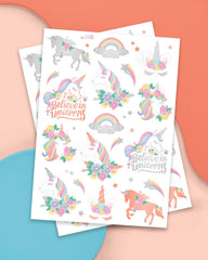 Tatuajes xo Fetti unicornio color metalizado con destellos.