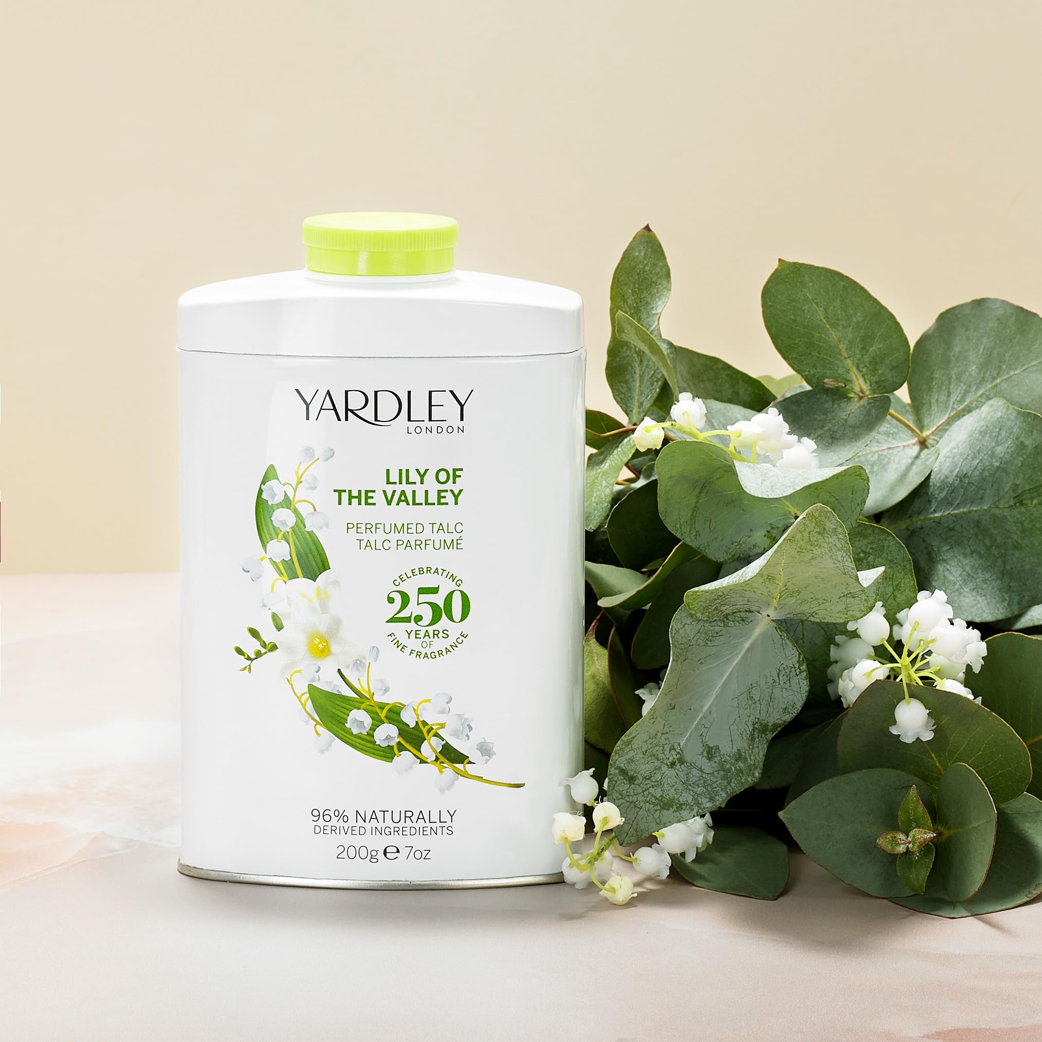 Yardley Lily del Valle talco perfumado: textura ultra fina para absorción suave.