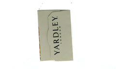Yardley London exfoliación suave con avena real para piel limpia.