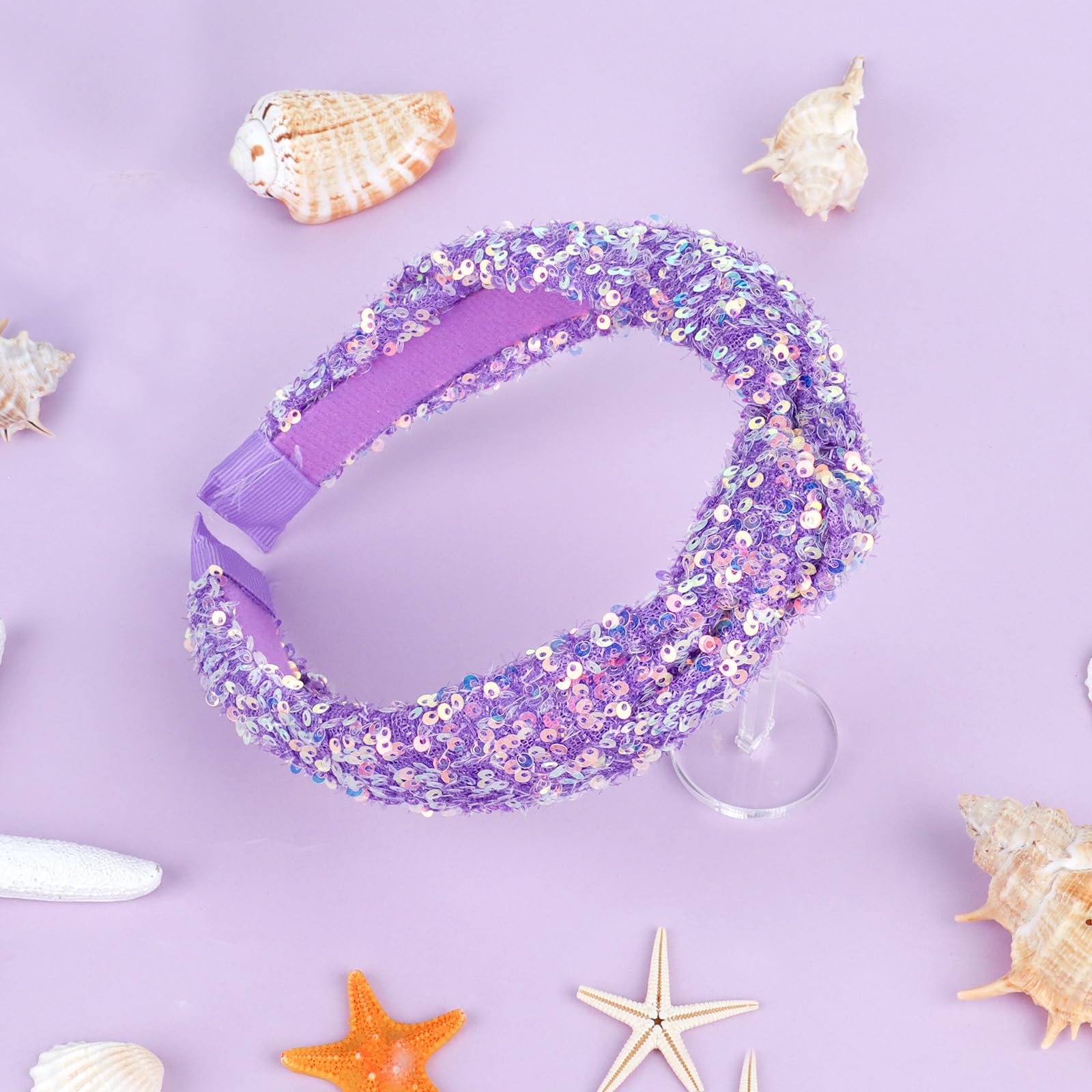 Niña usando diadema YARIEW púrpura, perfecta para fiestas de princesas.