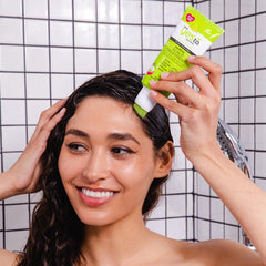 Yes To Tea Tree Scalp Treatment: aplicación con peine para masaje suave y enfoque en las raíces.