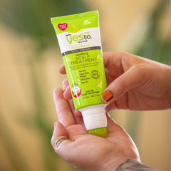 Yes To Tea Tree Scalp Treatment, ingredientes naturales que pueden ayudar a balancear y aclarar el cuero cabelludo.