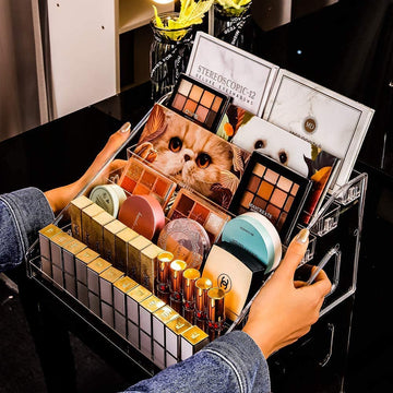 Mesa organizada con organizador acrílico YIEZI para belleza.
