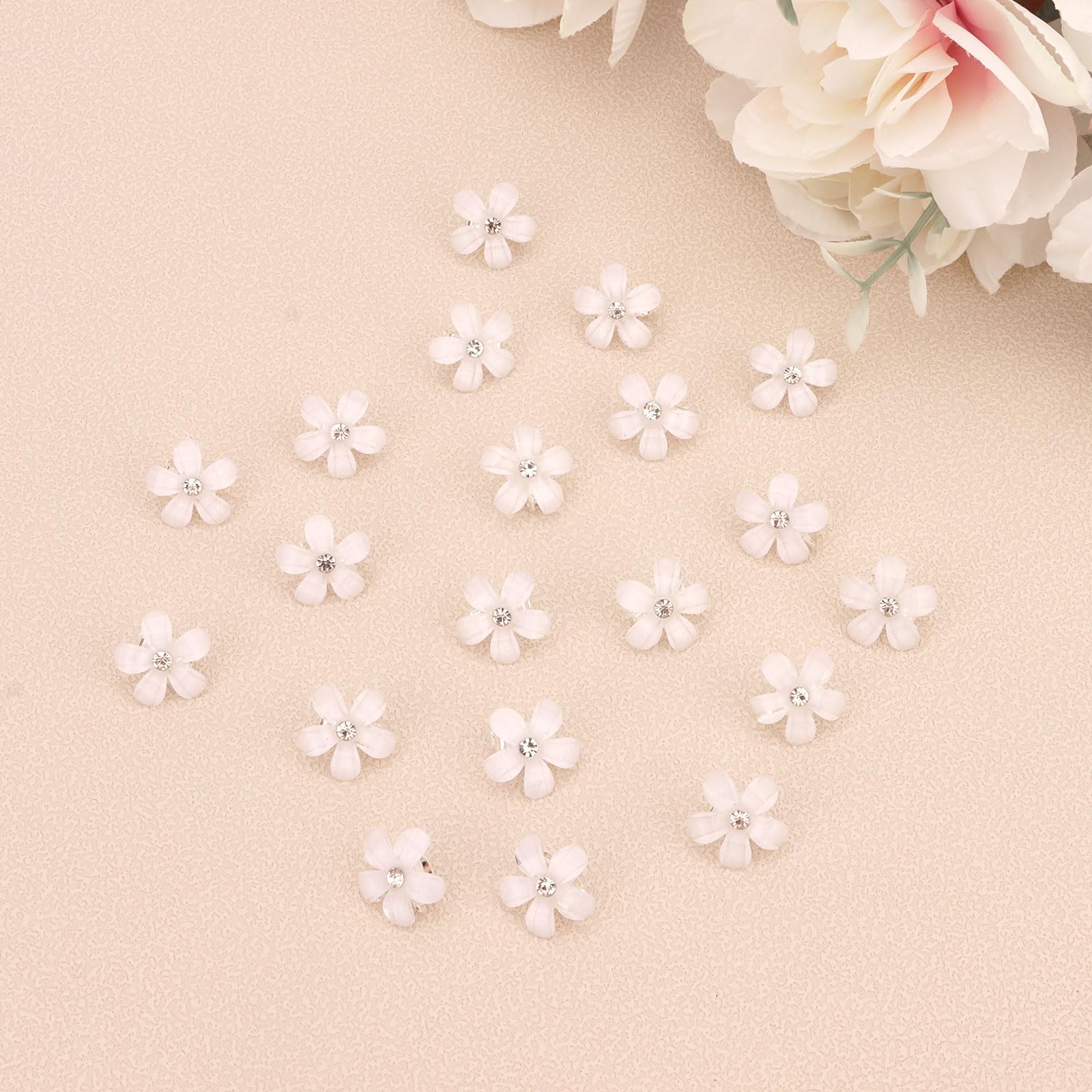 Conjunto de 20 broches flor blanca de YISSION, lista para crear estilos diversos.