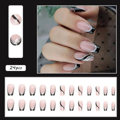 YKZFUI detalle de líneas plateadas en uñas negras para un toque elegante.
