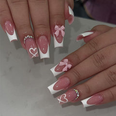 Uñas francesas con charms de YKZFUI, estilo elegante para uso diario.