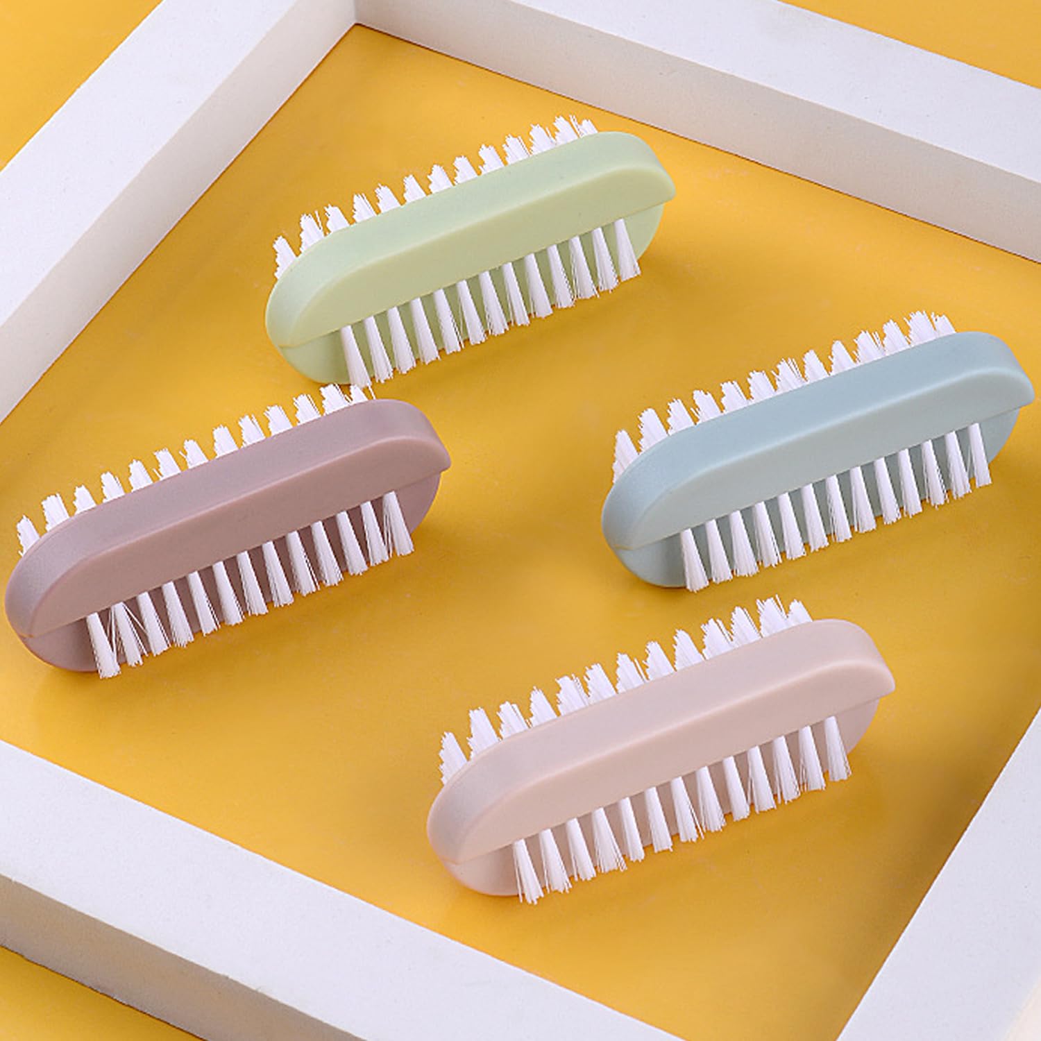 Cepillo de uñas Ylijxqc, diseño ergonómico para un agarre cómodo durante la limpieza.