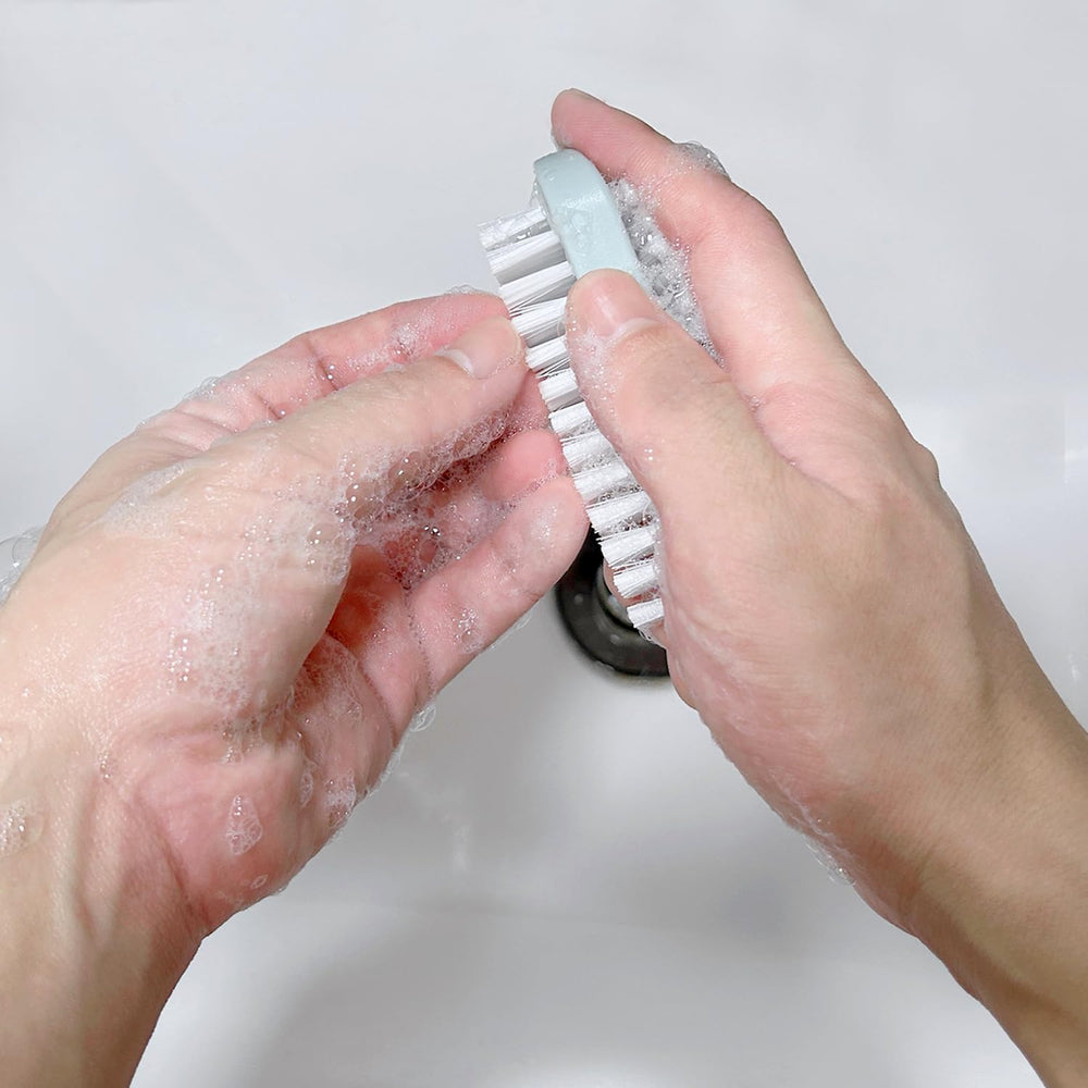 Cepillo de uñas portátil para viaje y trabajo diario.