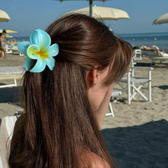 Clips flor hawaiana de YosaiHom en lila para mechones gruesos y firmes.
