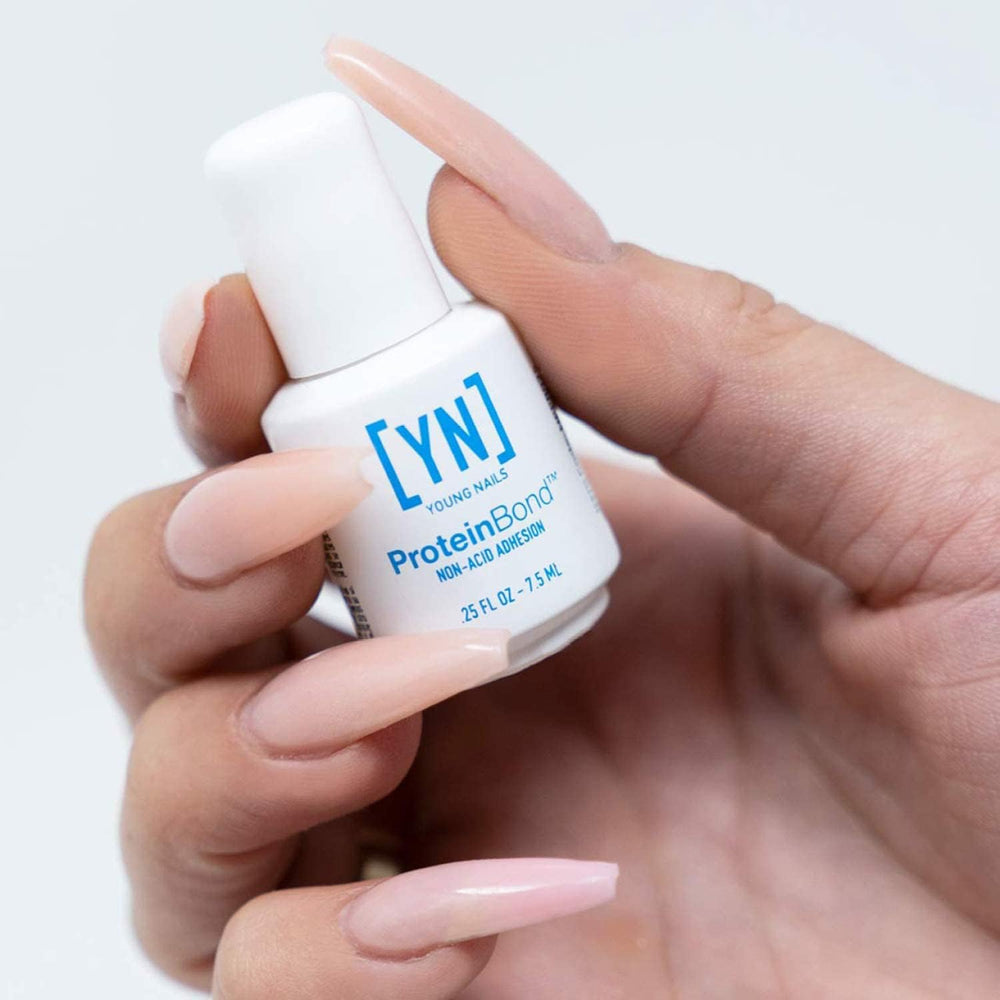 La surface kératine est préparée avec le bond protéique Young Nails