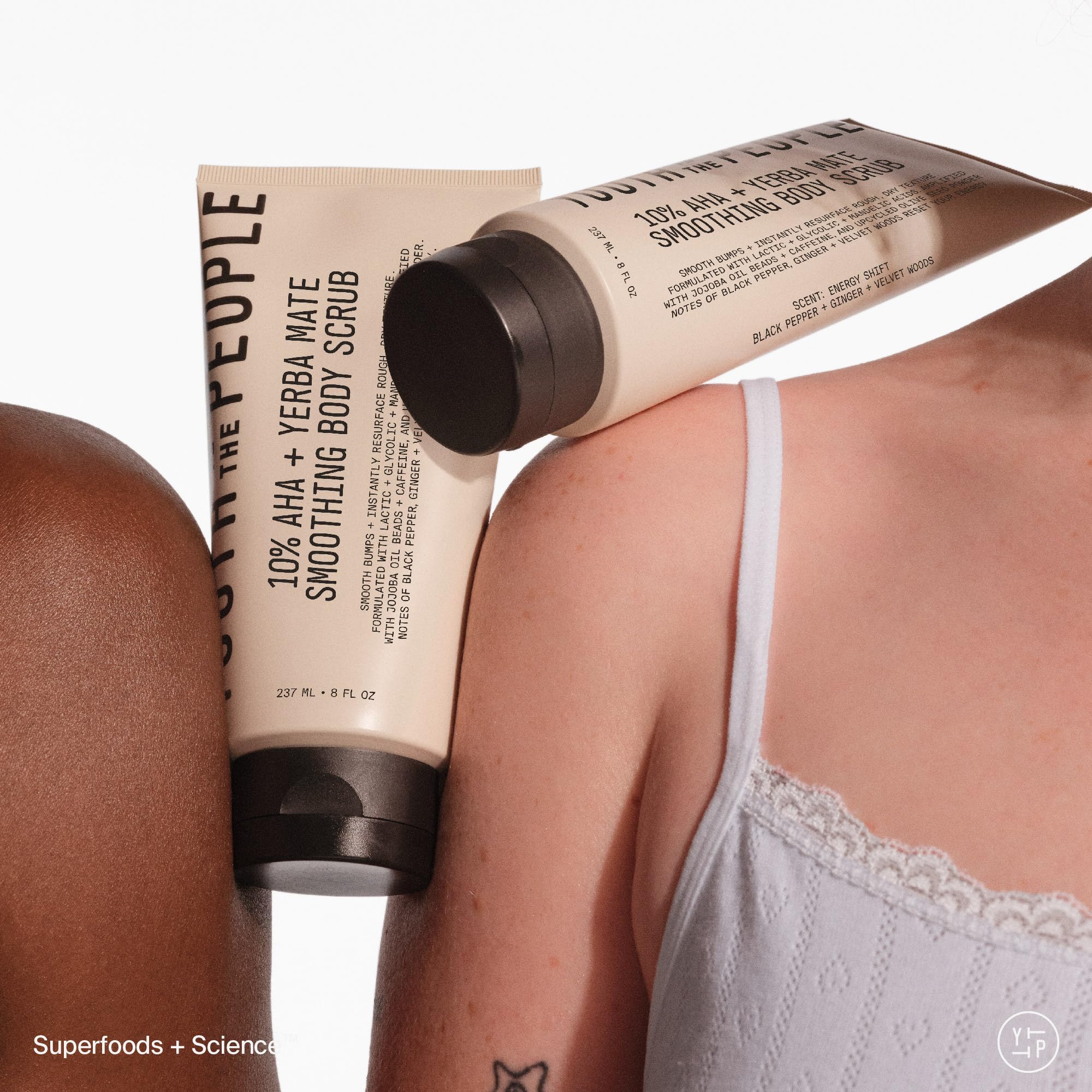 Youth To The People exfoliante corporal textura sedosa tras uso.