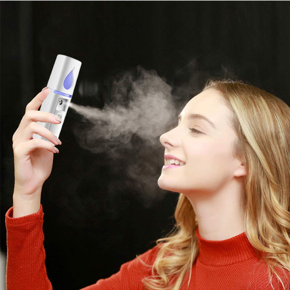 YUNYILAN bruma facial nano con carga por USB para uso cómodo.
