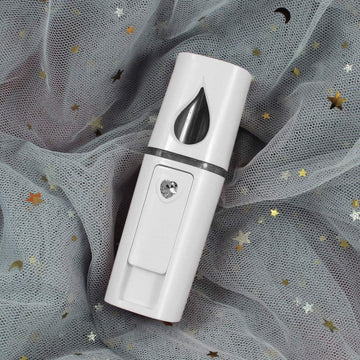 YUNYILAN bruma facial nano útil para pestañas y rostro durante sesiones de belleza.