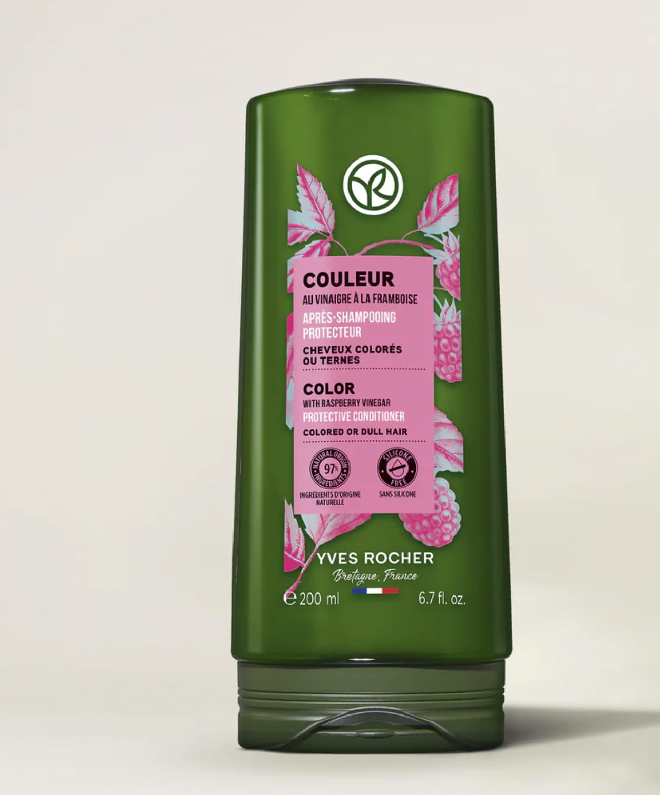Aplicación masaje Cabello Húmedo con Yves Rocher facilita limpieza delicada.