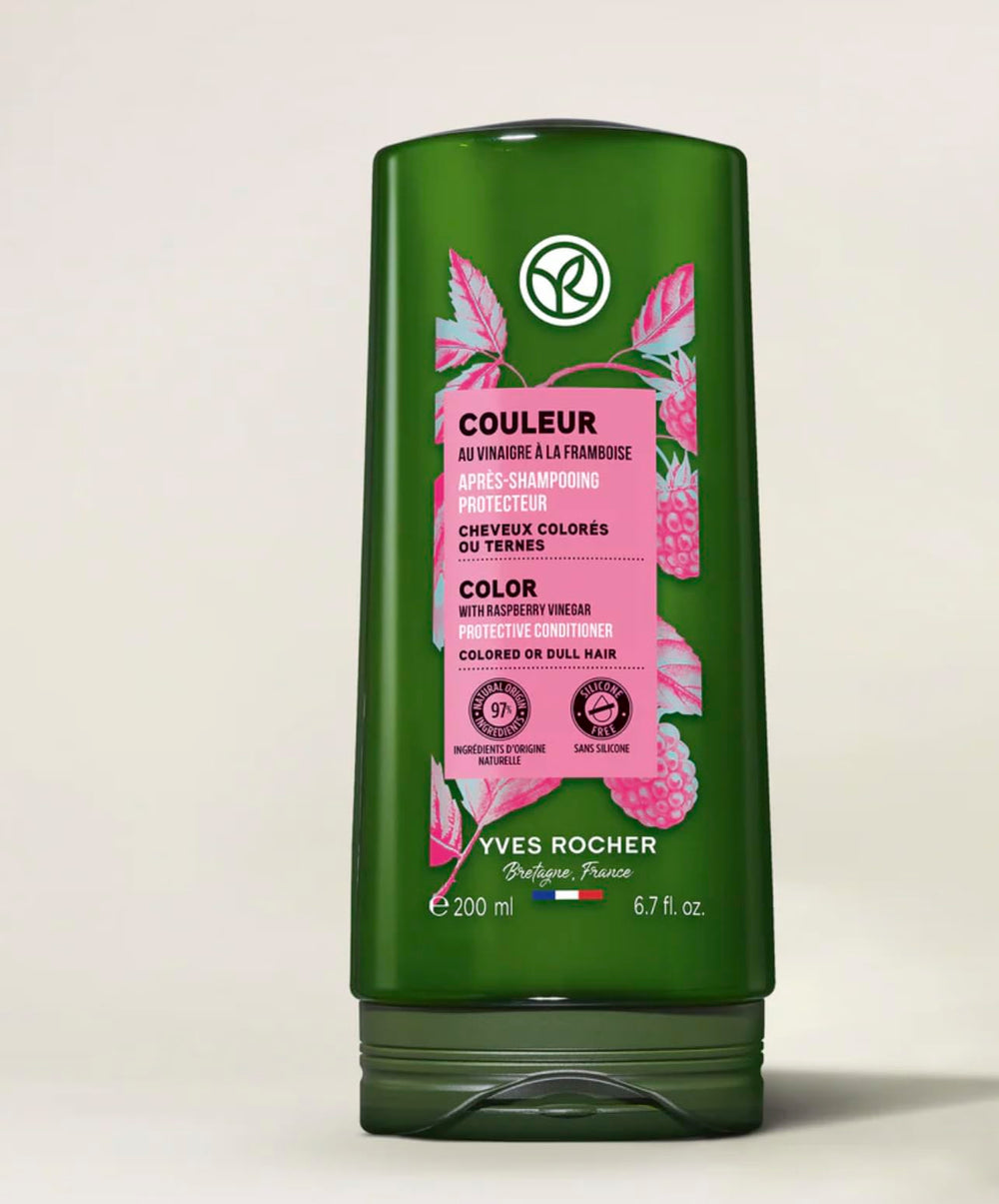 Aplicación masaje Cabello Húmedo con Yves Rocher facilita limpieza delicada.