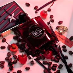 Atomizador de Black Opium Over Red listo para aplicar el perfume