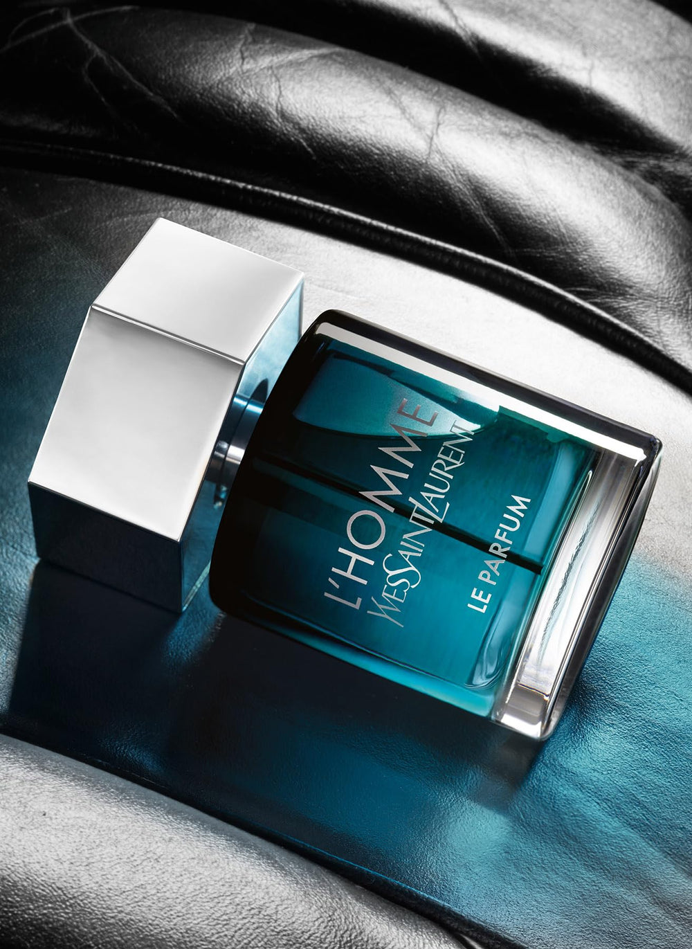 etiqueta minimalista L'Homme Le Parfum EDP destaca lujo discreto.