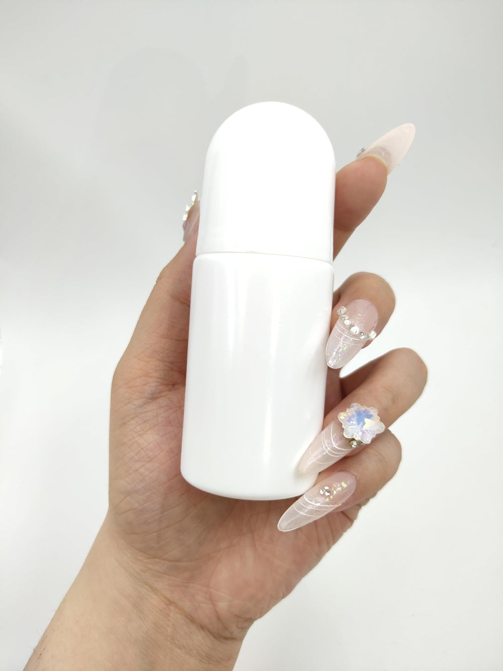 YYNGJCK diseño roll-on: aplicación precisa sin derrames ni desperdicio.