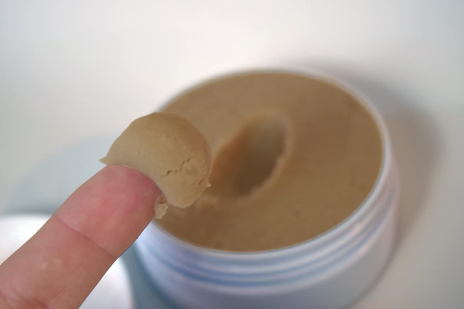 Zero Shine SPF petit pot, guide d’application pour cuir chevelu sec et hydraté.
