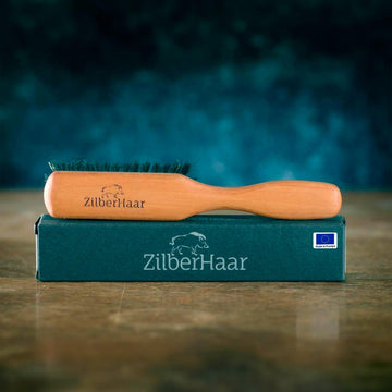 Mango de madera sólida de ZilberHaar, diseño ergonómico para un cepillado cómodo.