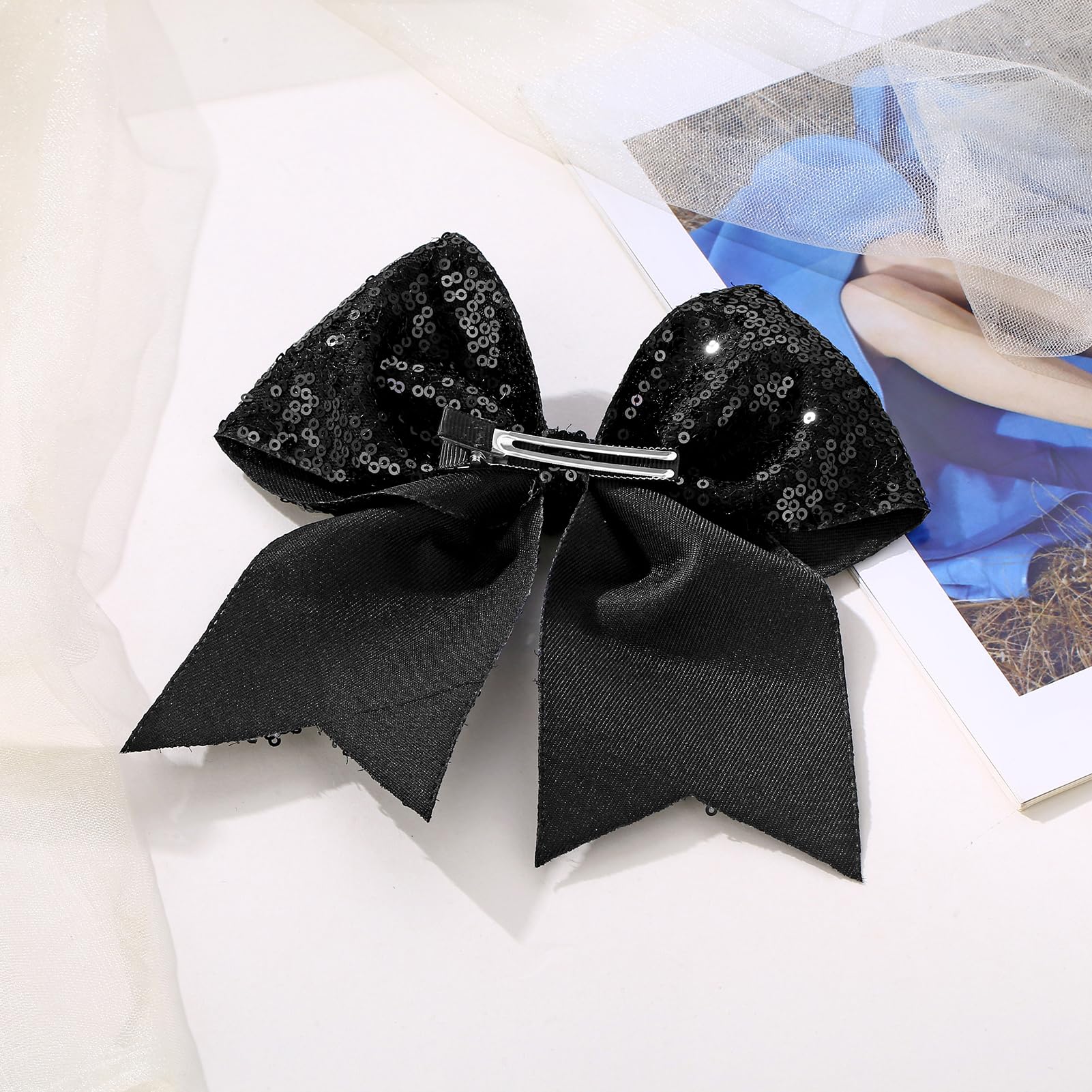 Zolyco accesorio de cabello con sequín negro añade un toque festivo.