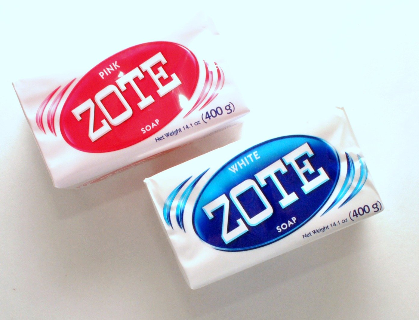 Zote barra lavado blanca, ideal para prendas delicadas y cuidado suave.
