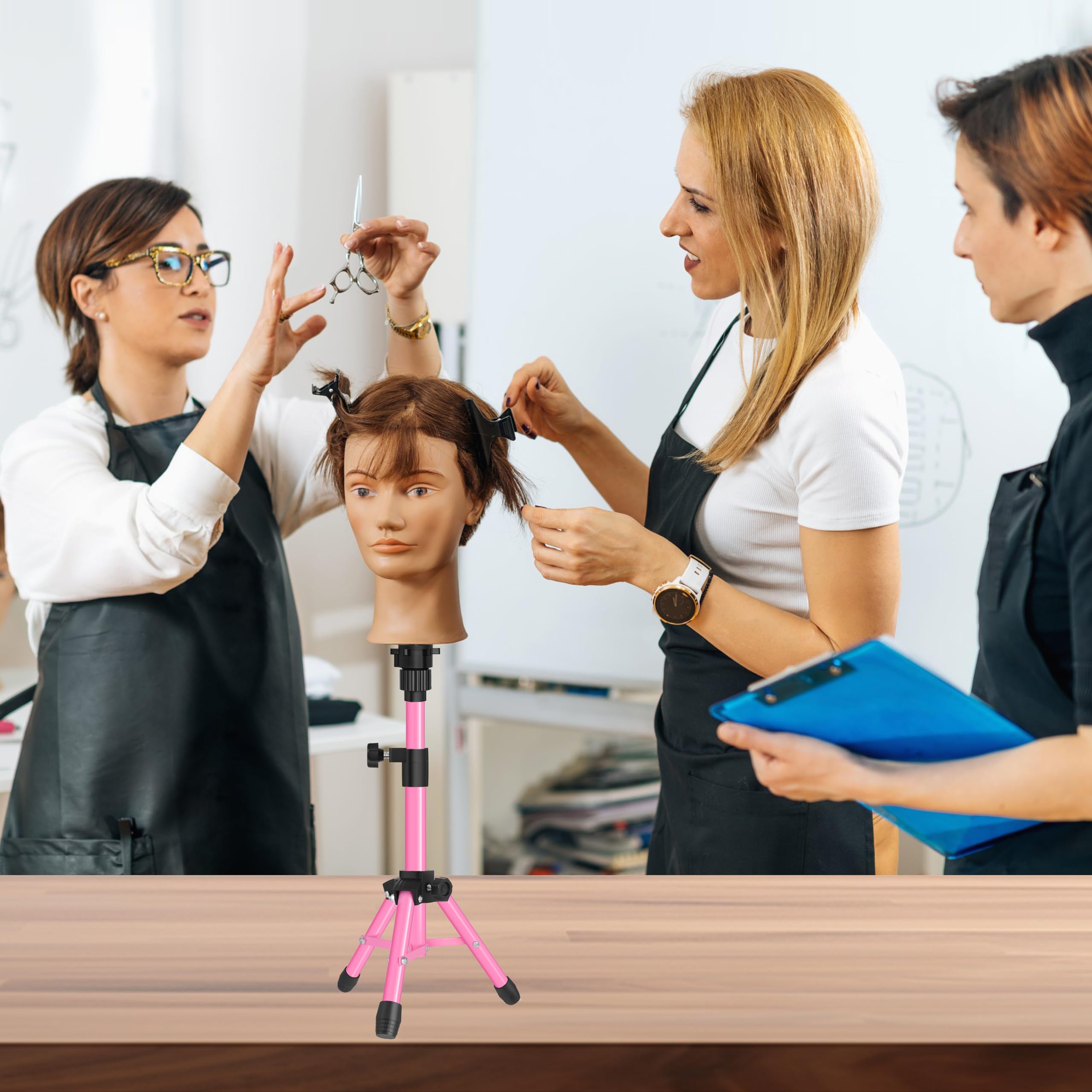 Se utiliza en mesa con cabezas de maniquí para entrenamiento en ZQIAN BEAUTY.